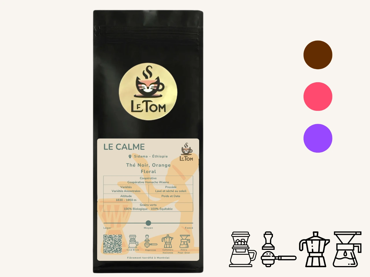 Café Le Tom Café Le Calme dans un emballage noir avec étiquette beige présentant l'origine éthiopienne de la région Sidama. L'étiquette détaille des notes de saveur de thé noir, orange et tons floraux. Produit par la Coopérative Homacho Waeno utilisant des variétés ancestrales avec traitement lavé et séché au soleil. Altitude 1830-1850m, certifications 100% biologique et 100% commerce équitable avec torréfaction moyenne. Adapté pour cold brew, espresso, cafetière moka et versement manuel.