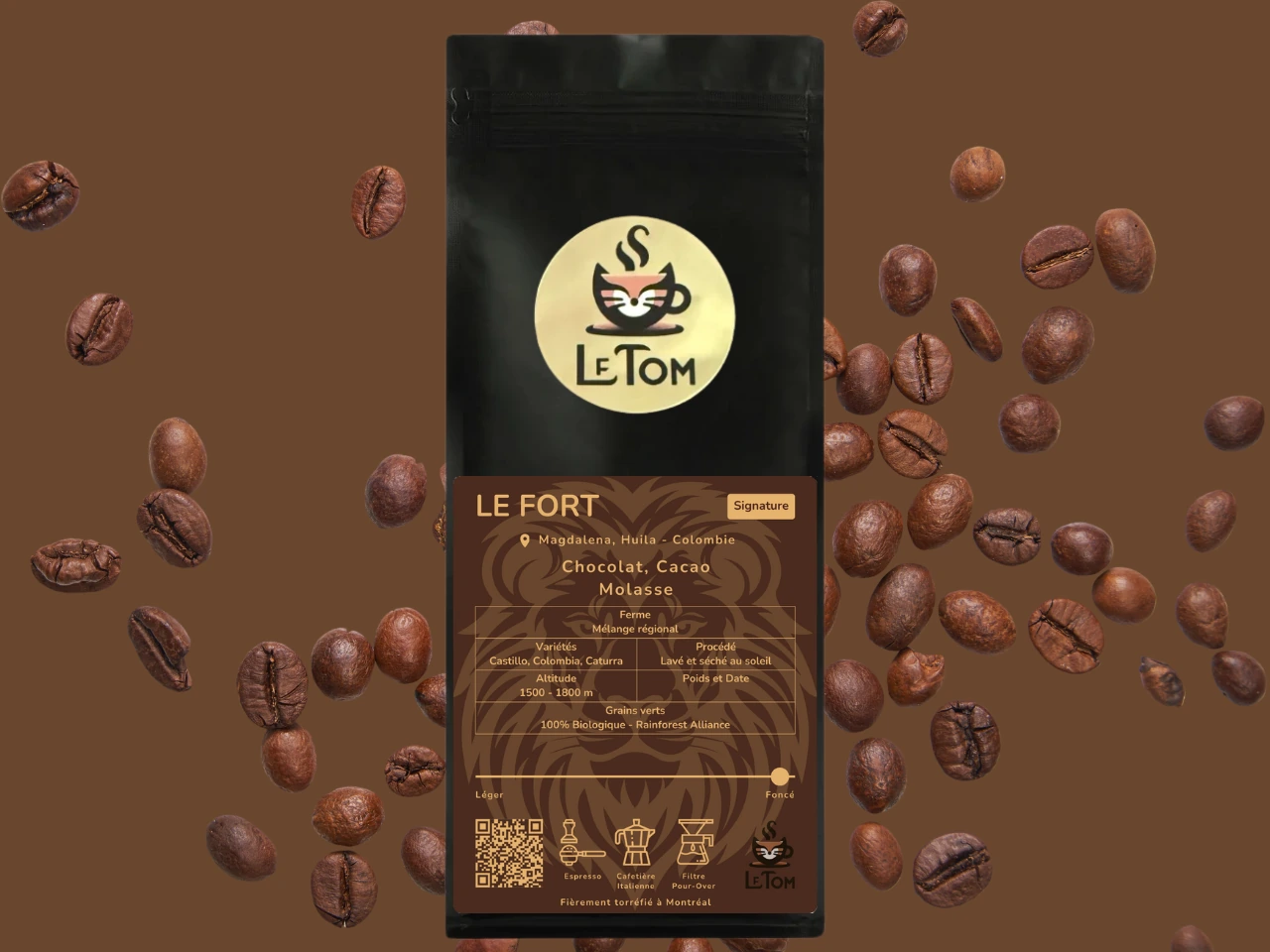 Sac de café Le Tom Café Le Fort entouré de grains de café sur fond brun riche. Emballage noir avec logo doré Le Tom et étiquette brune avec motif graphique subtil. L'étiquette indique un mélange régional colombien avec des notes de chocolat, cacao et mélasse. Altitude 1500-1800m, certifications 100% biologique et Rainforest Alliance, avec torréfaction foncée. Les icônes indiquent l'adéquation pour espresso, cafetière moka italienne et méthodes de filtration.