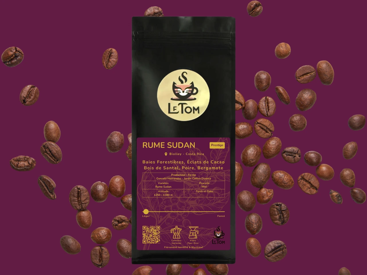 Sac de café Le Tom Café Rume Sudan entouré de grains de café éparpillés sur fond violet profond. Emballage noir avec logo circulaire doré représentant un chat dans une tasse de café. L'étiquette violette indique l'origine costaricaine, la classification Prestige, avec des notes de dégustation de baies forestières, cacao, bois de santal, poire et bergamote, cultivé à 1250-1380m d'altitude. Torréfaction moyenne-foncée, adapté pour cafetière moka, versement manuel et filtration.